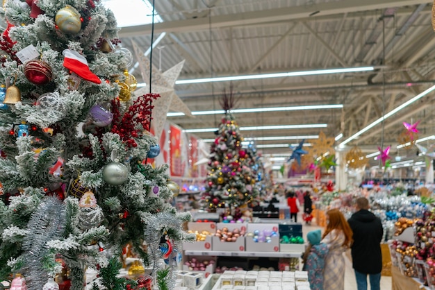 ぼやけたクリスマスのスーパーマーケット。