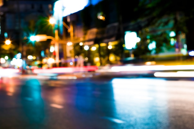 Strade e luci della città sfocate di notte