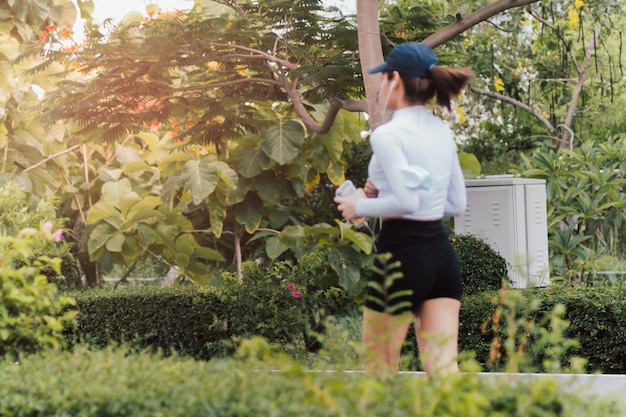 公園でジョギングする女性の運動のぼやけた概念