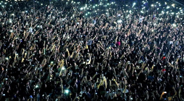 Foto folla sfocata a un concerto