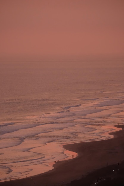 Foto immagine sfocata della vista aerea della spiaggia al crepuscolo cielo crepuscolare