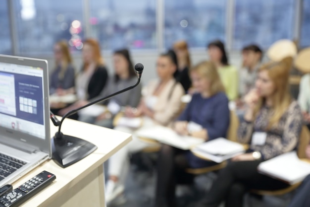 Foto immagine sfocata il pubblico nella sala conferenze.