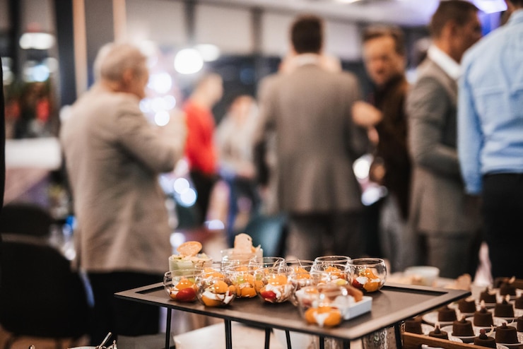 Photo blurred image of businesspeople at banquet business meeting event business and entrepreneurship