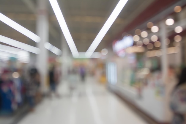 Immagine sfocata di persone che camminano al centro commerciale