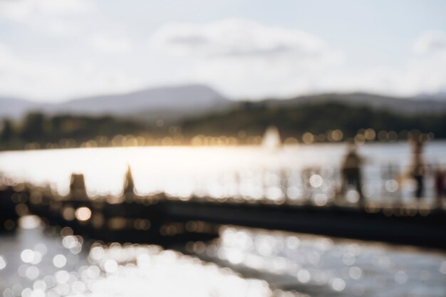 Immagine sfocata del molo e il bellissimo lago windermere la sera a lake district, regno unito