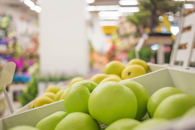 Photo blurred image of shopping mall aisle and shelves