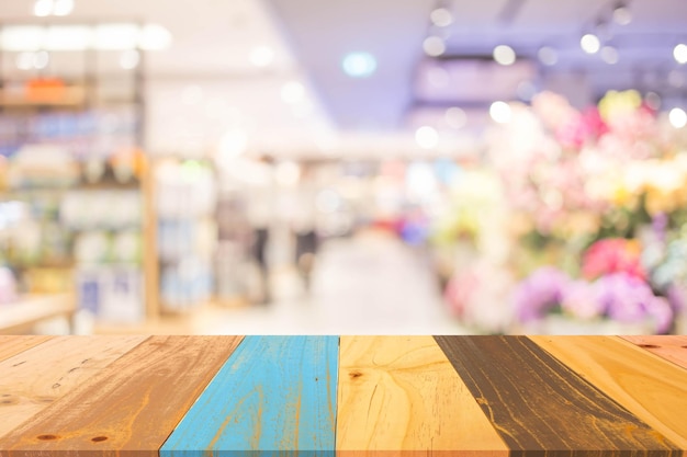 Blurred image of shopping mall and people