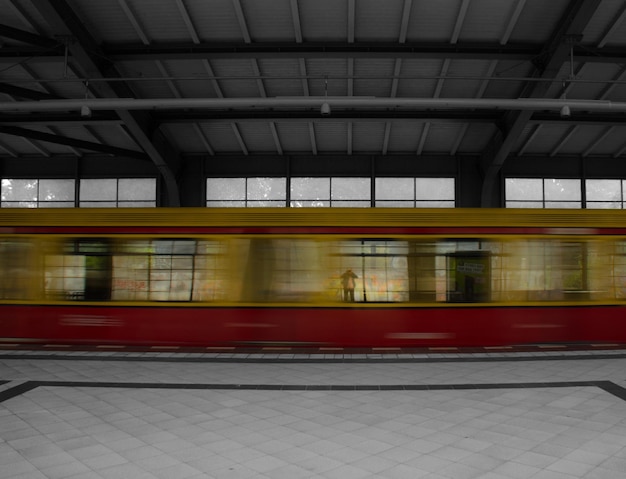 Foto immagine sfocata di un treno in movimento alla stazione ferroviaria