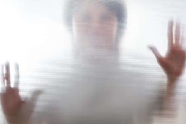 Photo blurred image of woman with reflection in background