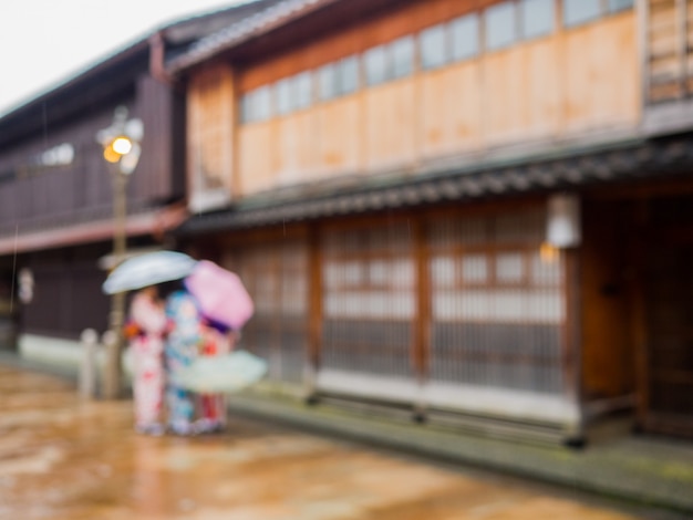 일본 다카야마에서 독특하고 보존 된 구시 가지 지역에서 일본 전통 기모노를 입은 여성의 이미지가 흐려짐