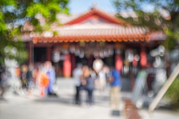 神社の前に人がいる日本の神社のぼやけ