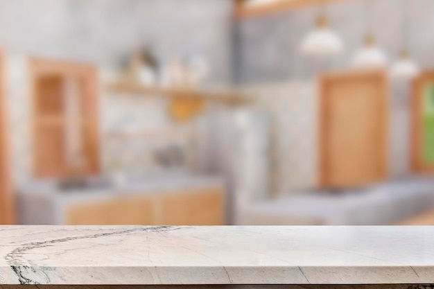 Размытый кухонный фон с пустым мраморным столом.