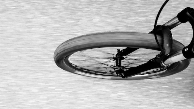 Photo blurred motion of bicycle on road