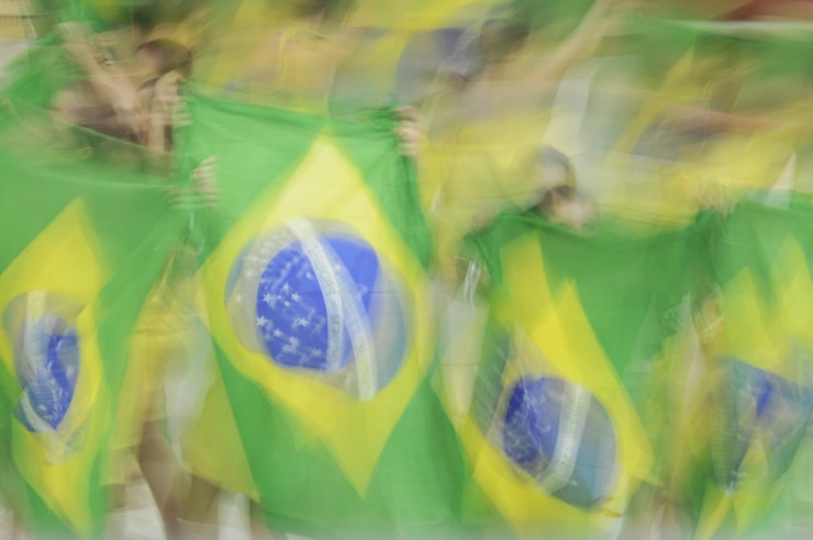 Photo スタジアムで旗を掲げているブラジルのファンの昧な動き