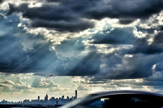 Foto movimento sfocato del ponte contro il cielo nuvoloso in città in una giornata di sole