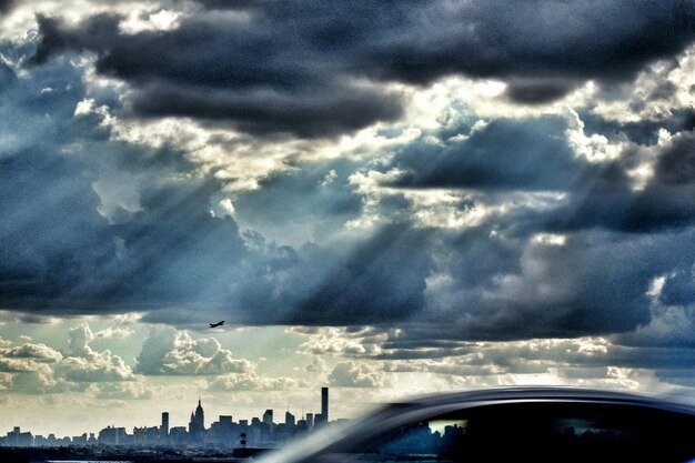 Photo blurred motion of bridge against cloudy sky in city on sunny day