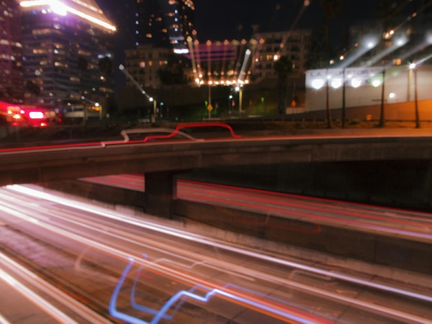 Photo blurred motion of car moving on road at night