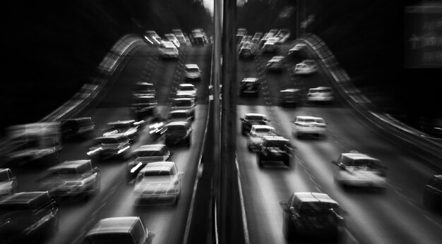 Foto movimento sfocato dell'auto sulla strada in città di notte