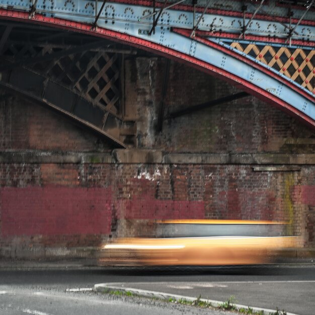 Foto movimento sfocato dell'auto sulla strada