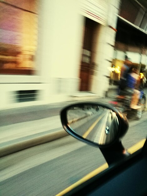 Foto movimento sfocato dell'auto in strada