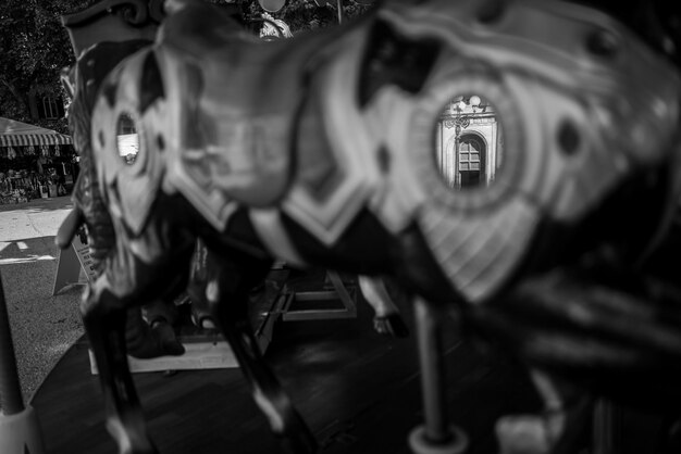 Photo blurred motion of carousel at amusement park