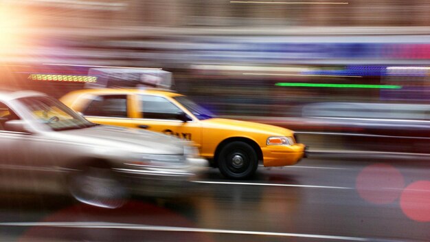 Photo blurred motion of cars on street