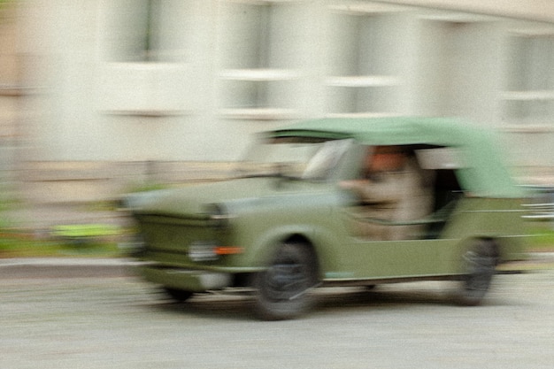 Photo blurred motion of historic car on street in city of gdr