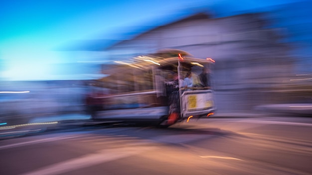 Foto immagine in movimento sfocata di una funivia in strada al crepuscolo