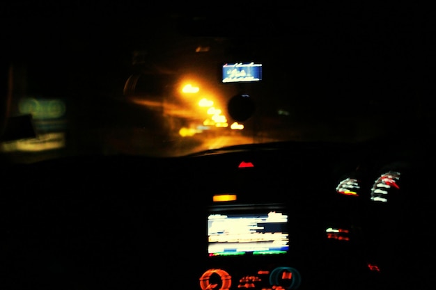 Foto immagine in movimento sfocata del cruscotto illuminato di un'auto
