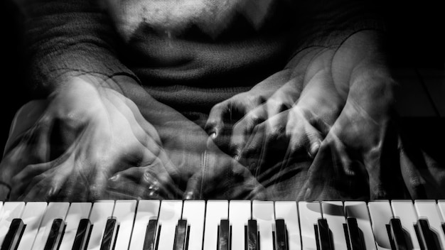 Foto movimento sfocato di un uomo che suona il pianoforte