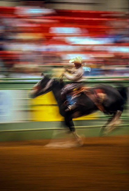 Photo blurred motion of man running