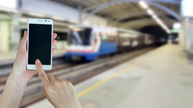 電車で携帯電話を使っている男性の動きがぼんやりしている