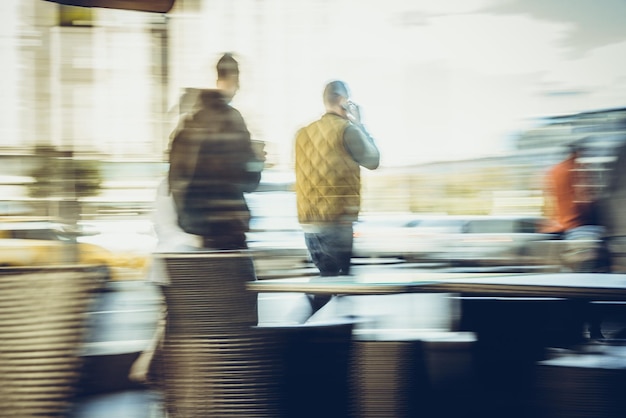 Photo blurred motion of man walking in restaurant