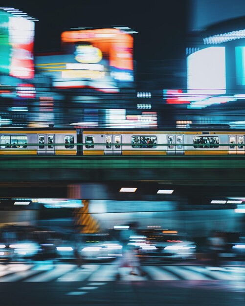 写真 夜街道で車の動きがぼやけています