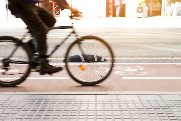 写真 歩道近くの自転車専用車線に乗って自転車のぼやけ動き