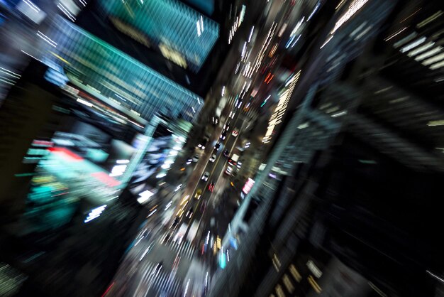 写真 夜に照らされた現代都市のぼんやりした動き