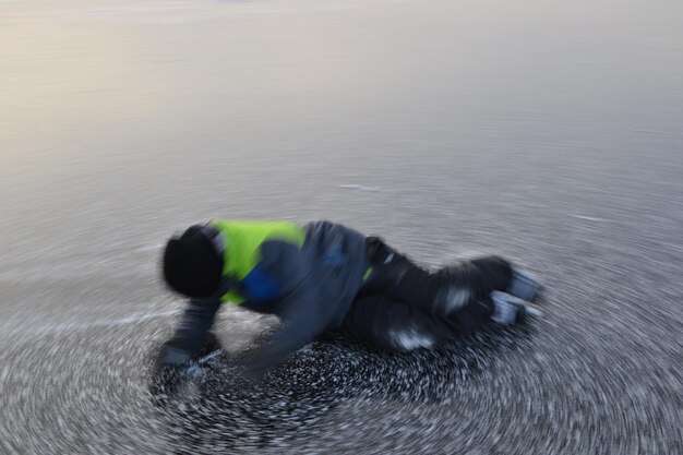 写真 凍った湖上の人の昧な動き