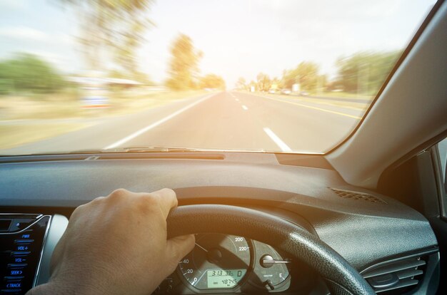 写真 車のフロントガラスから見た人の動きがぼやけている