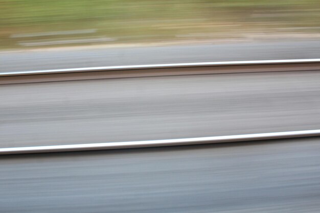 写真 鉄道線路の動きがぼやけている