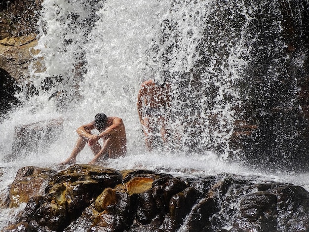 写真 岩の上に水がスプラッシュする際の昧な動き