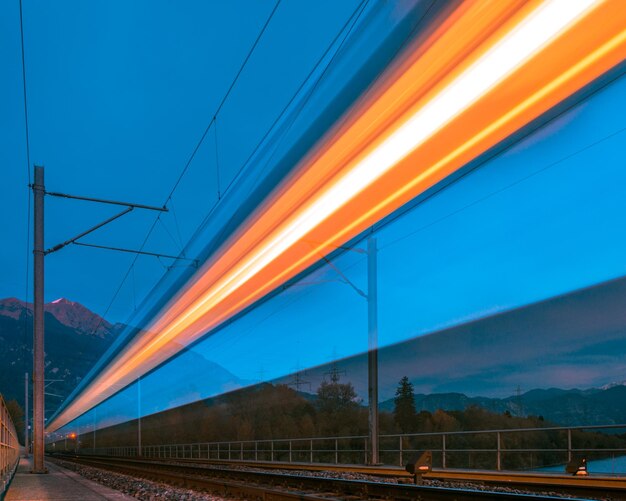 Фото Размытое движение поезда на фоне голубого неба
