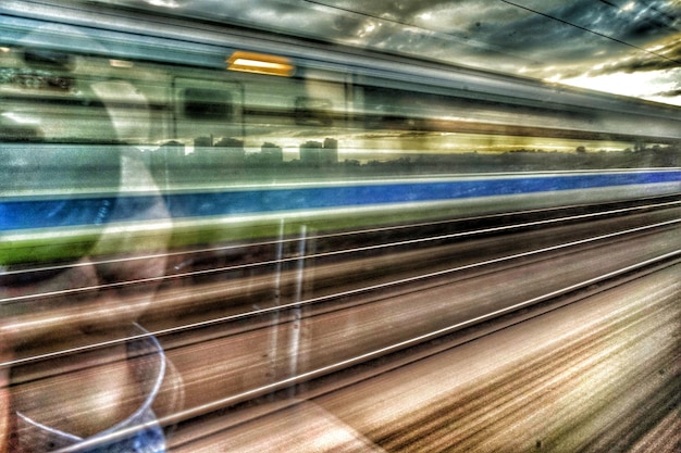 写真 空に照らされた列車の ⁇ 昧な動き