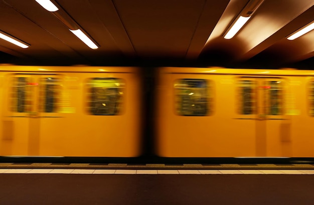 写真 鉄道駅で列車の動きがぼんやりしている