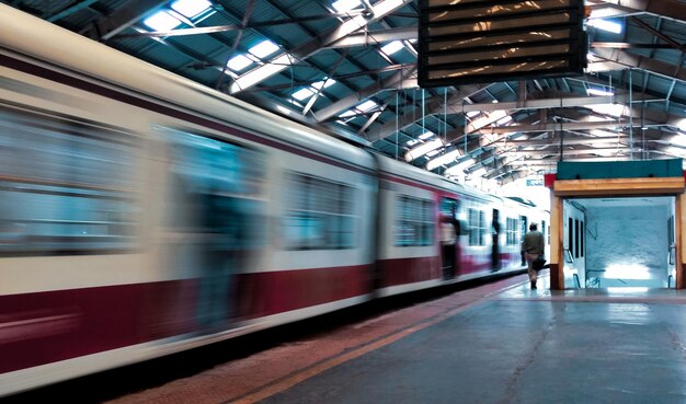 Фото Размытое движение поезда на железнодорожной станции