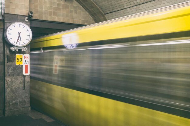 写真 地下鉄駅で電車の動きがぼやけている