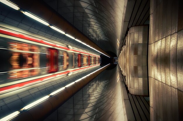 写真 地下鉄駅で電車の動きがぼやけている