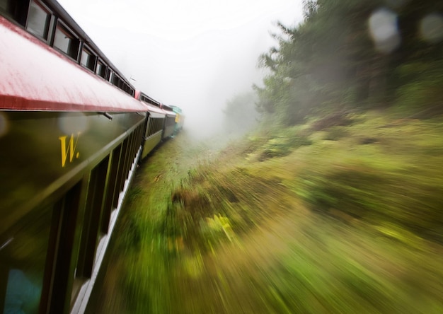 写真 空に照らされた道路上の列車の昧な動き