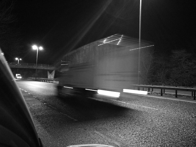 사진 밤에 도로에서 트럭의 흐릿한 움직임