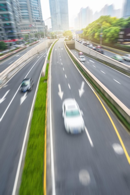 写真 都市の道路での車両の動きがぼやけている