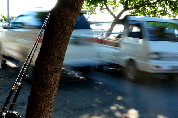 写真 道路上の車両の動きがぼやけている